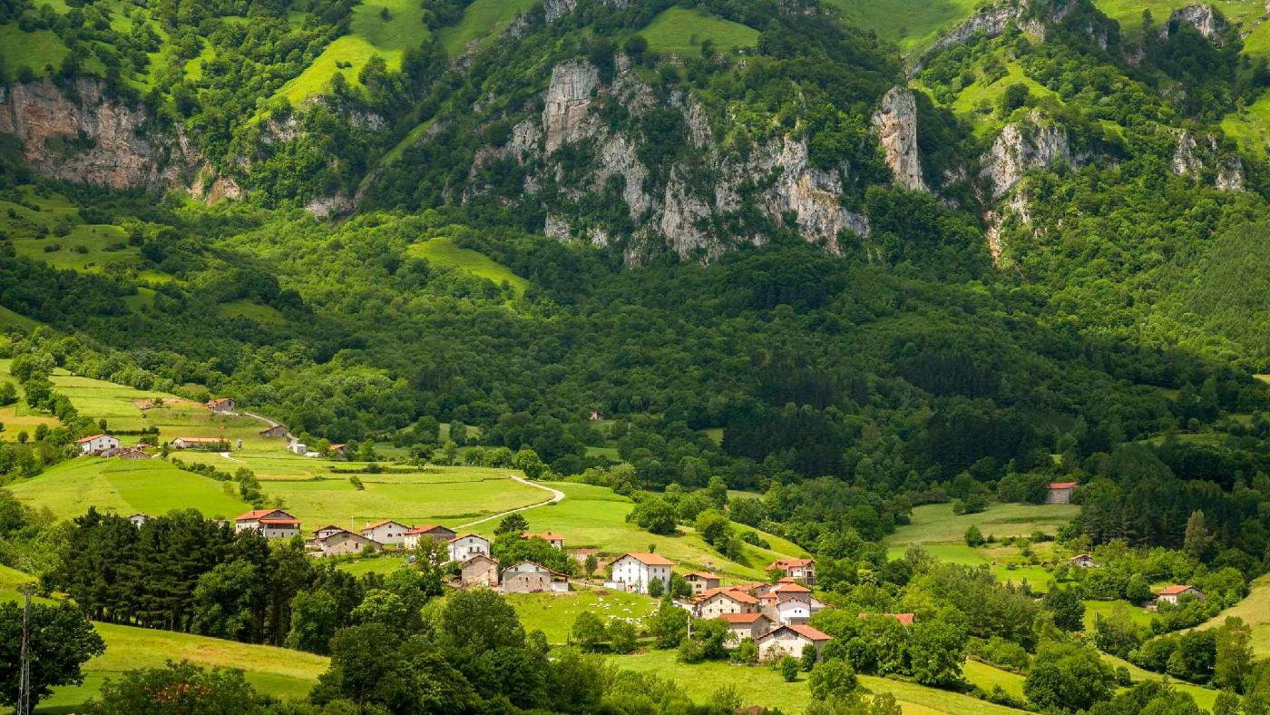 Paisaje de montes y caseríos